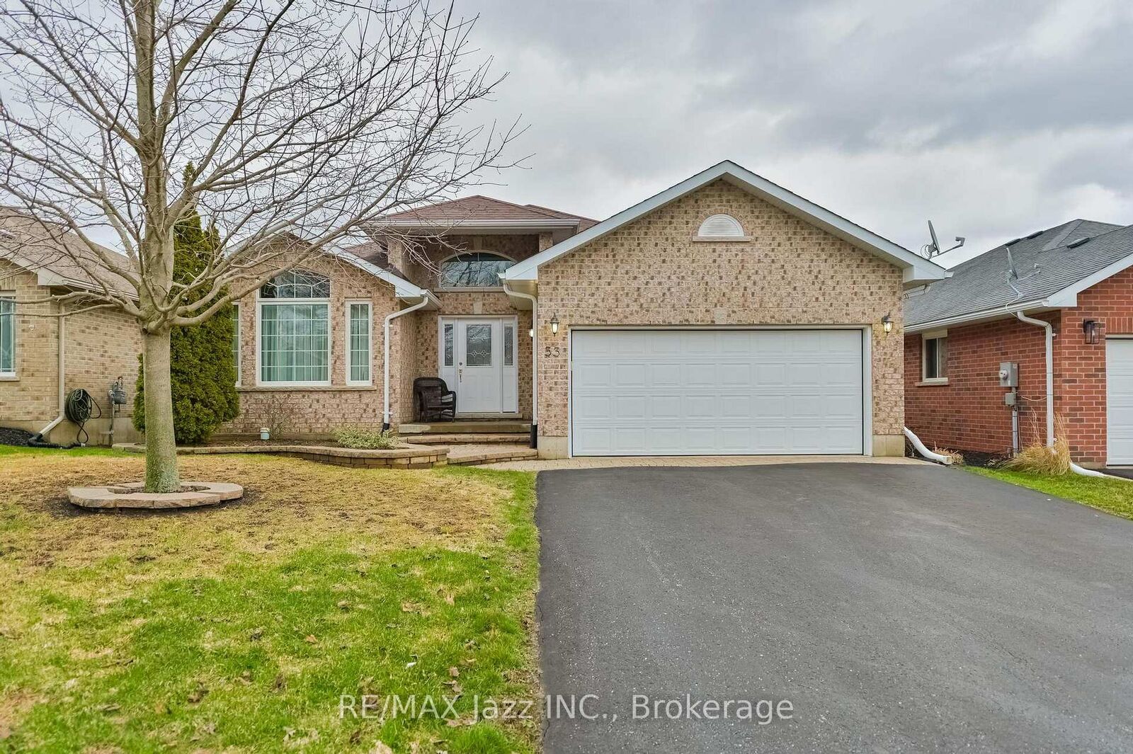 Property Photo: 33 Ashwood Crescent ON K7R 3L1