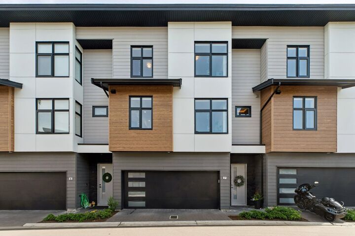 3075 160 Street 7 — photo 1