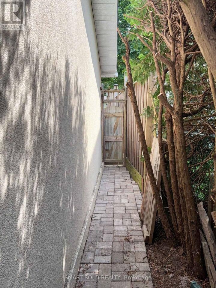 Property Photo:  1 Hammond Drive  ON L4G 2T8 
