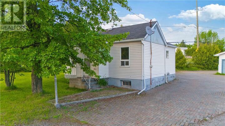 Property Photo:  8 Moonlight Beach Road  ON P3B 3V6 