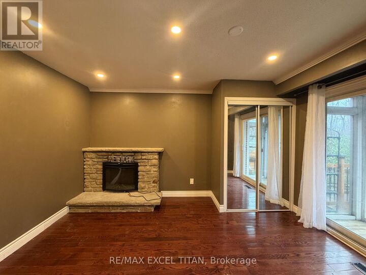 Property Photo:  251 Shawnee Circle Ground  ON M2H 2Y3 