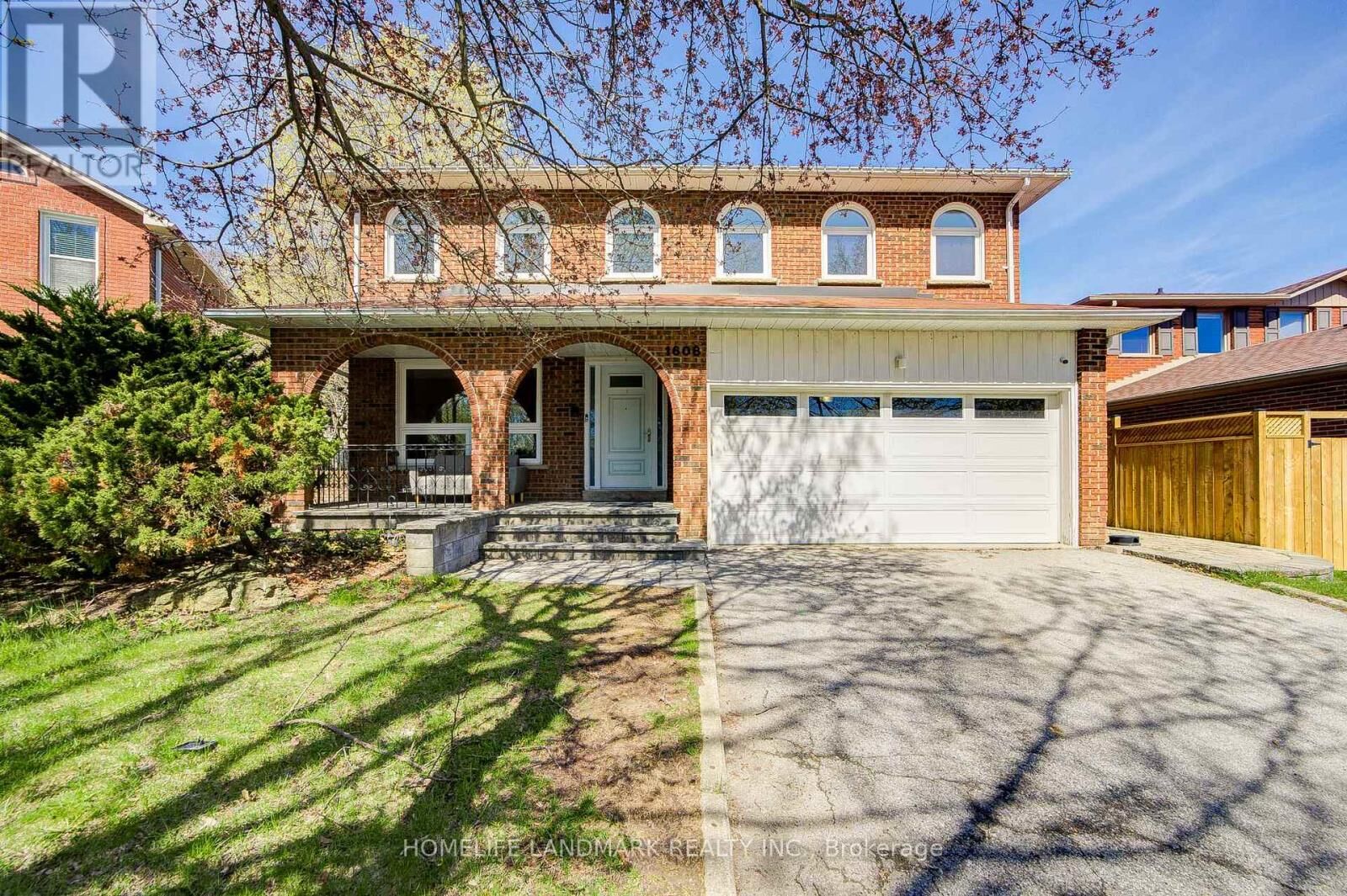 Property Photo:  1608 Sherwood Forrest Circle  ON L5K 2G7 