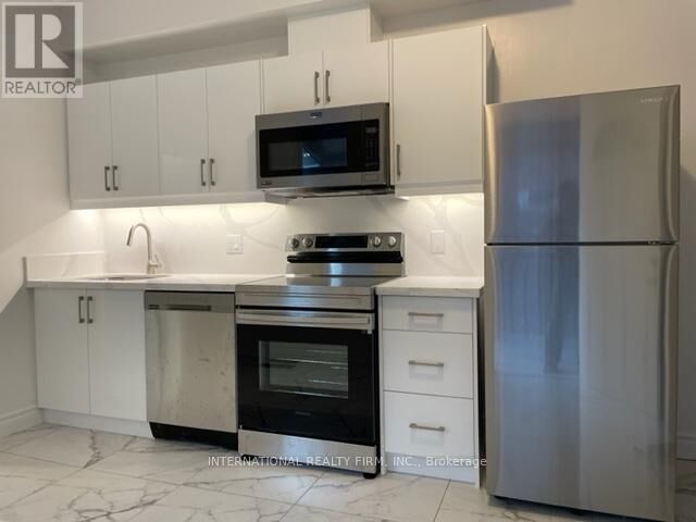Property Photo:  106 London Street  ON M6G 1N5 