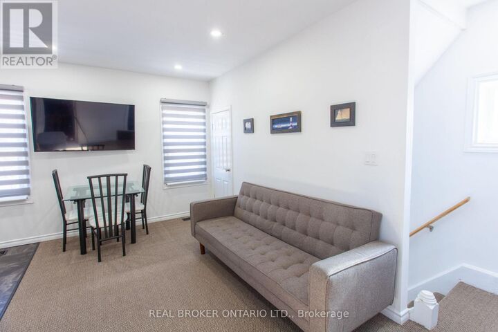 Property Photo:  231 Front Street South Upper  ON L3V 4T1 
