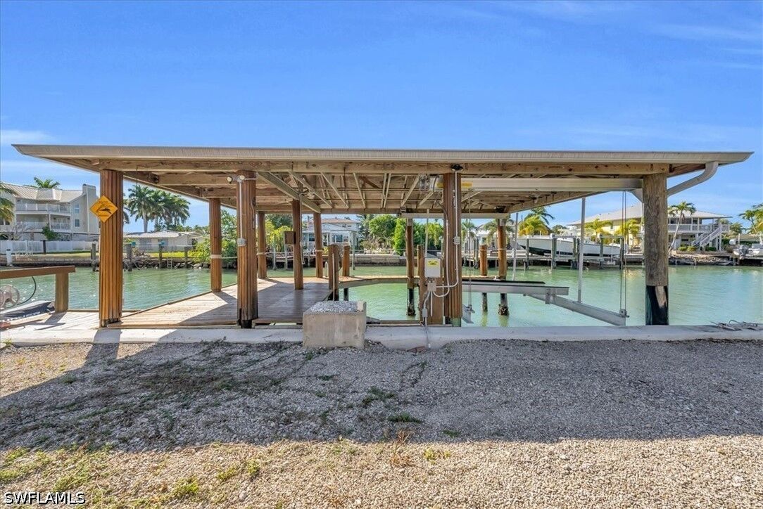 Property Photo: 128 San Salvador Street FL 34113