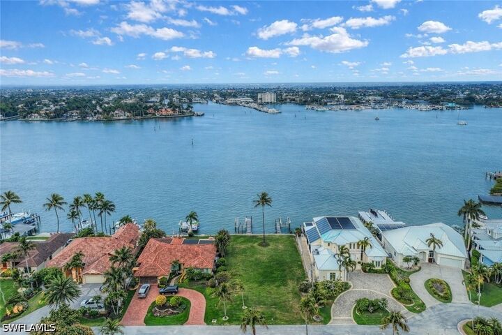 Property Photo: 1535 Dolphin Lane FL 34102