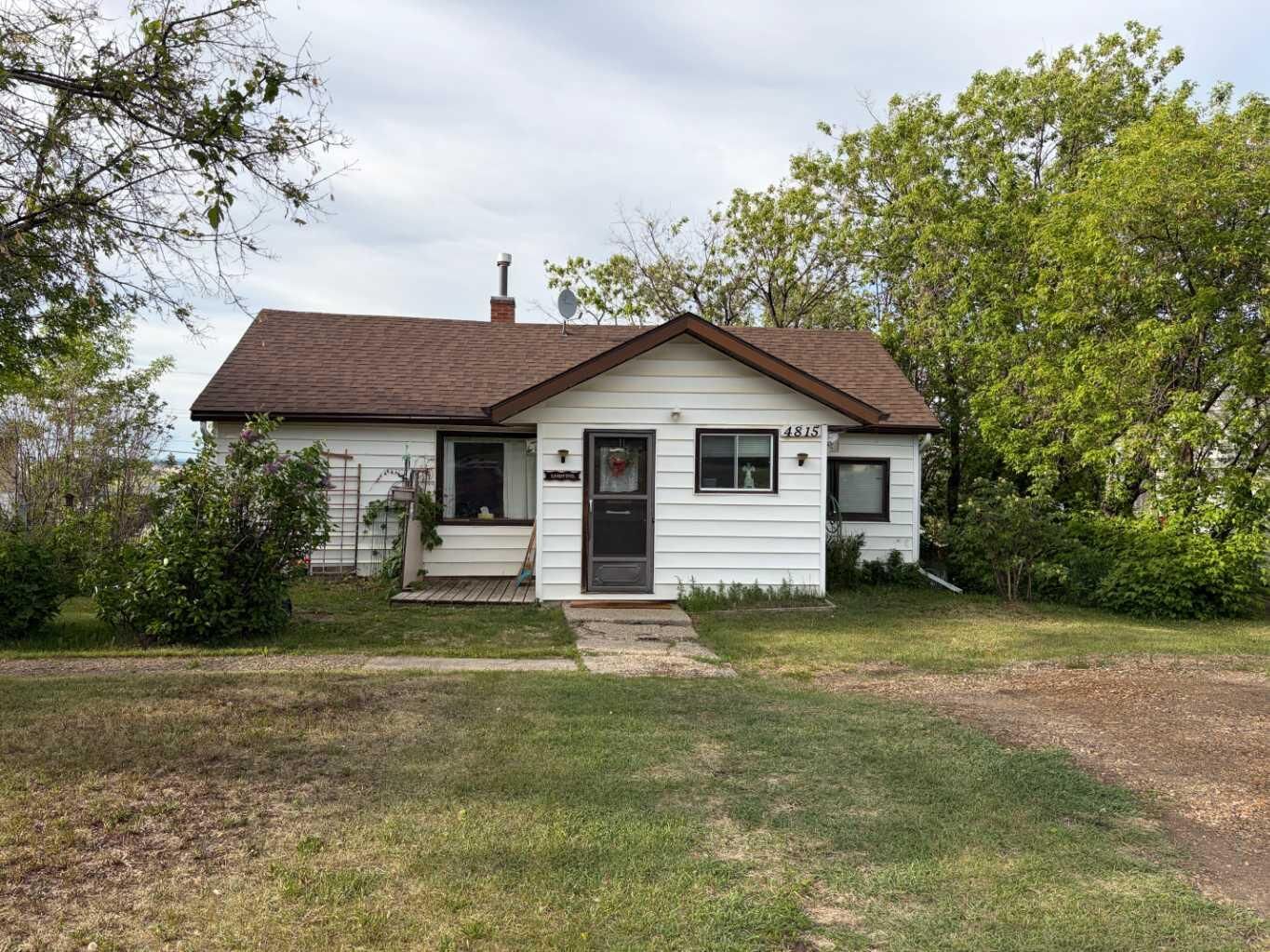 Property Photo:  4815 46 Ave  AB T0H 3G0 