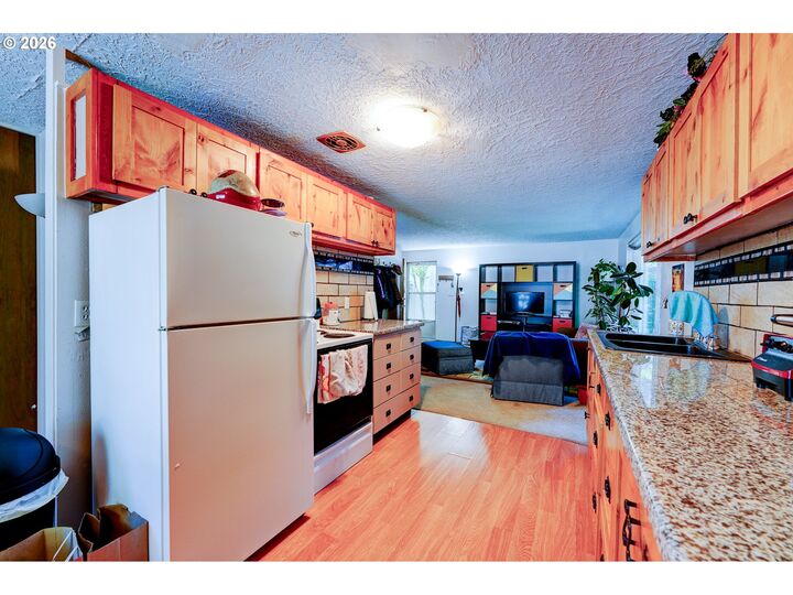 Property Photo:  611 SE 139th Ave  OR 97233 