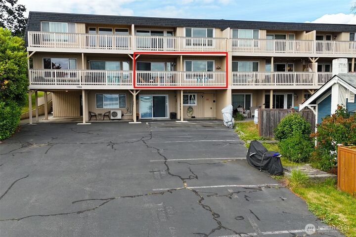 Property Photo:  1199  9th Avenue 204  WA 98277 