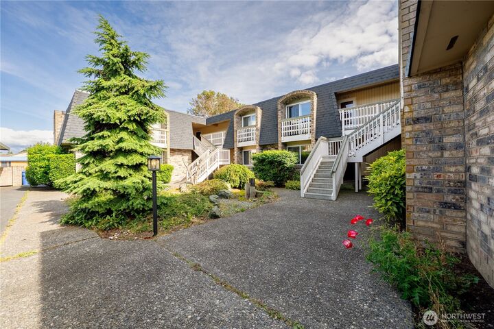 Property Photo:  1199  9th Avenue 204  WA 98277 