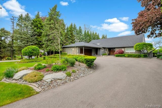 Property Photo: 3816 W Maple Road MI 48301