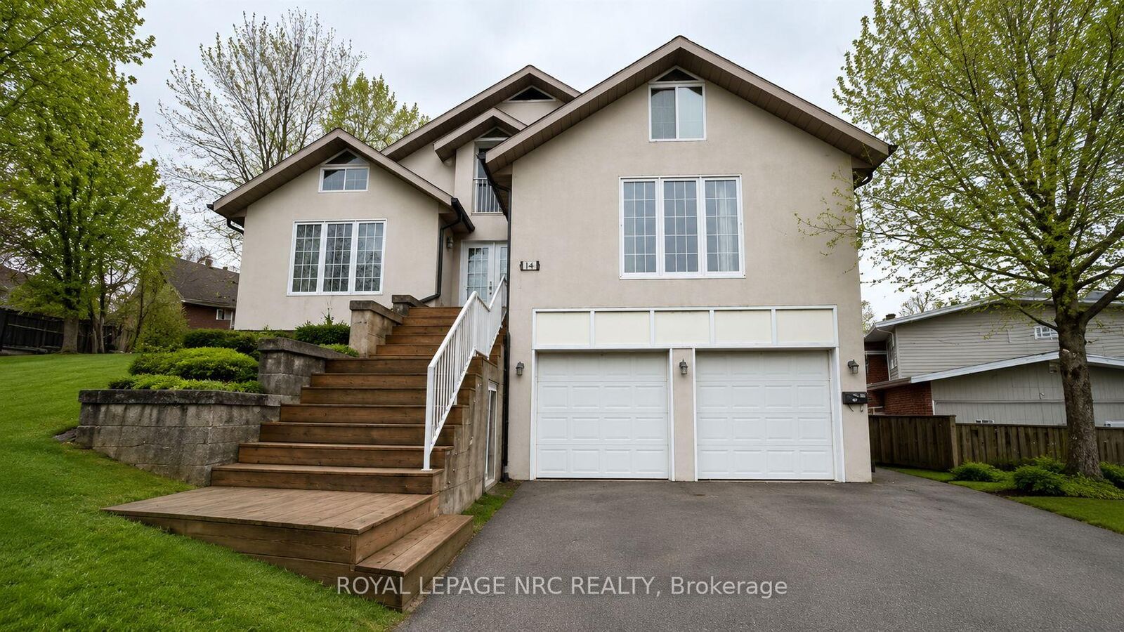 Property Photo: 6 Pearl Ann Drive ON L2T 3B3