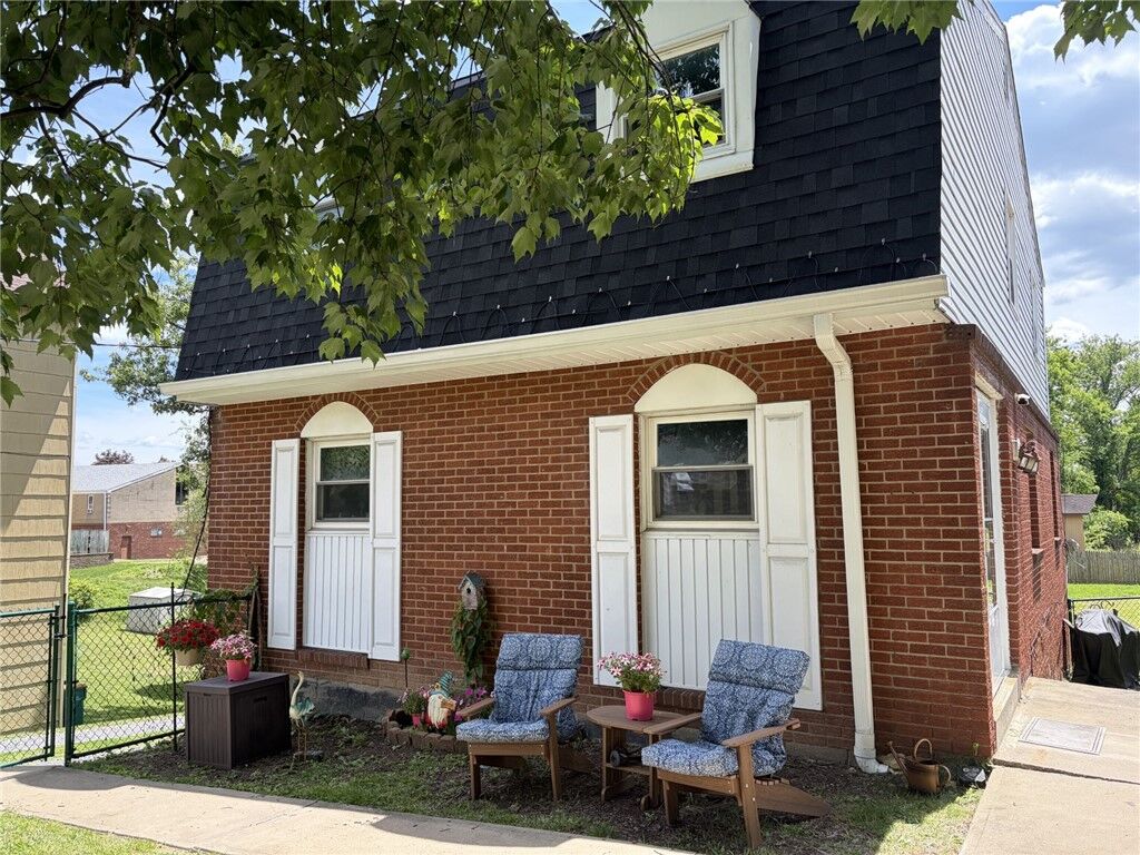 Property Photo:  104 1st St  PA 15229 
