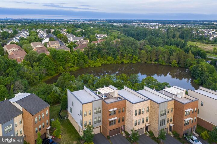 Property Photo:  23072 Sullivans Cove Square  VA 20148 