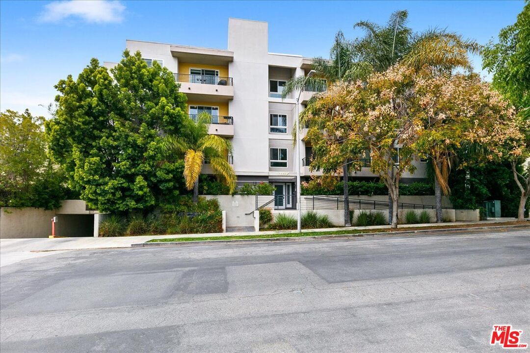 Property Photo: 11115 Acama St CA 91602
