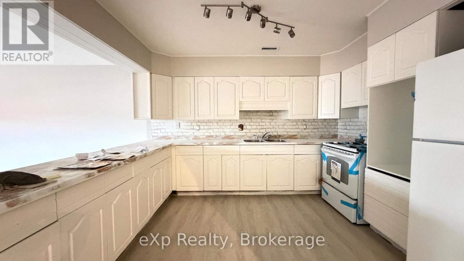 Property Photo: 2 King Street Apt 1 ON K8V 3V7