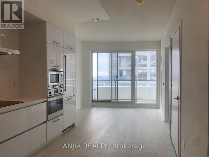 Property Photo:  2221 Yonge Yonge Street 3204  ON M4S 0B8 