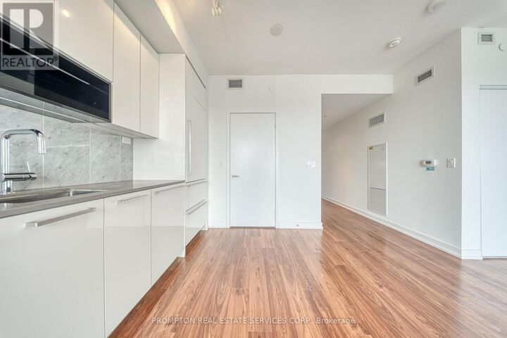 Property Photo: 117 McMahon Drive 2801 ON M2K 0E4