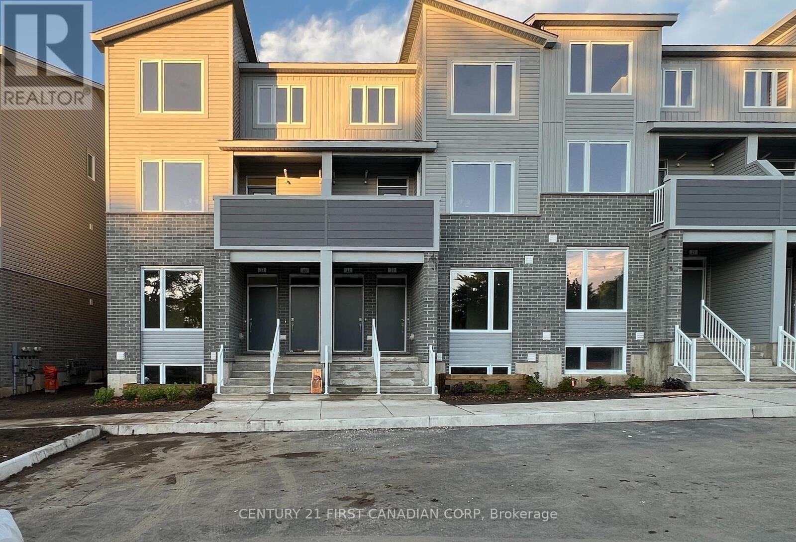 Property Photo:  990 Deveron Crescent 37  ON N5Z 0B7 