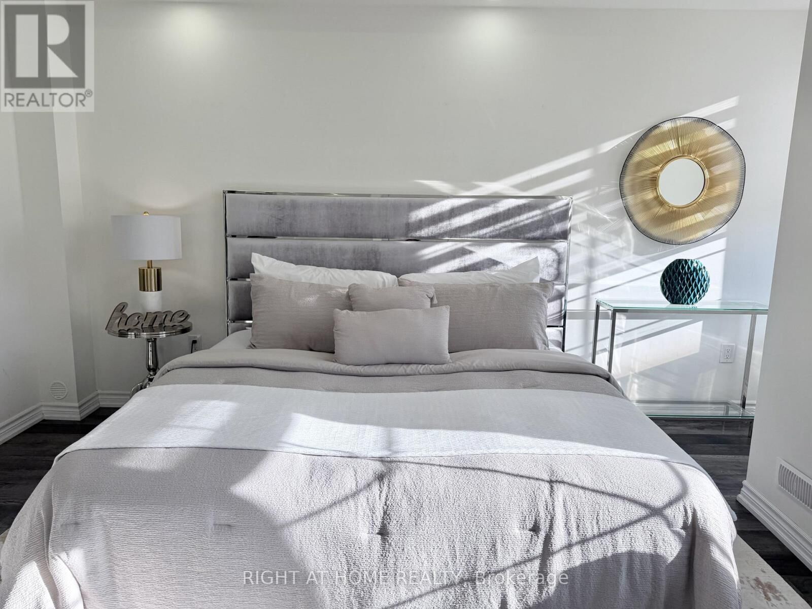 Property Photo:  1222 Rose Way 21 Main  ON L9E 1P2 