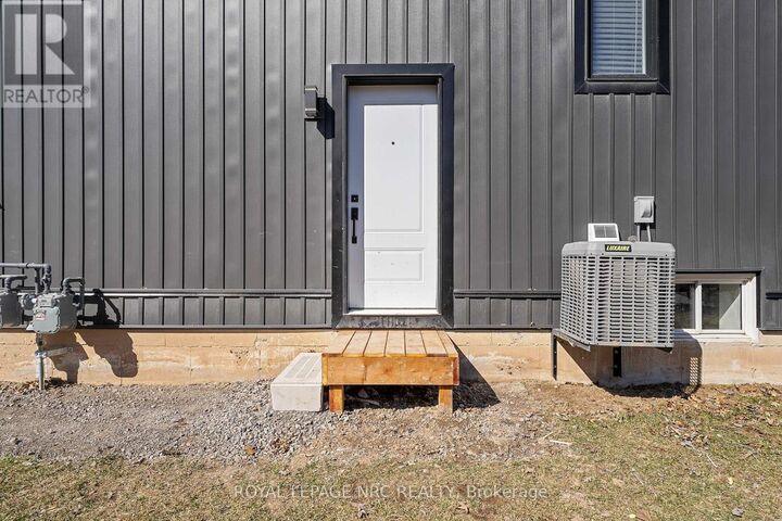 Property Photo:  668 Quaker Road Lower  ON L3C 3H2 