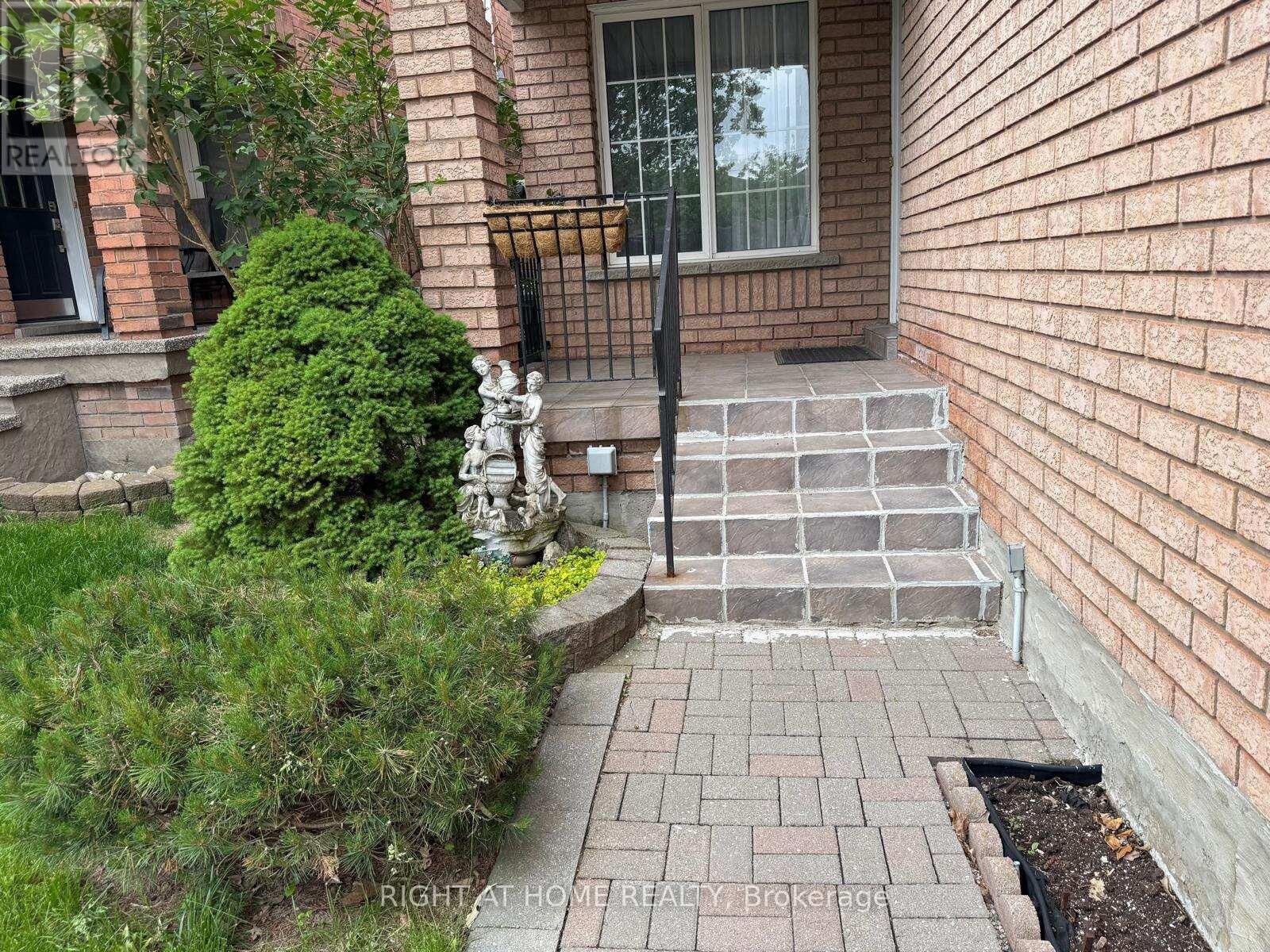 Property Photo: 5392 Marblewood Drive ON L5V 2L9