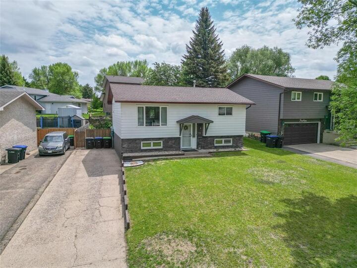 Property Photo: 12 Woodhaven Drive MB R7B 3J8