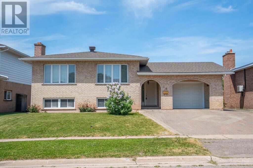 Property Photo: 34 Bitonti Cres ON P6C 6A9
