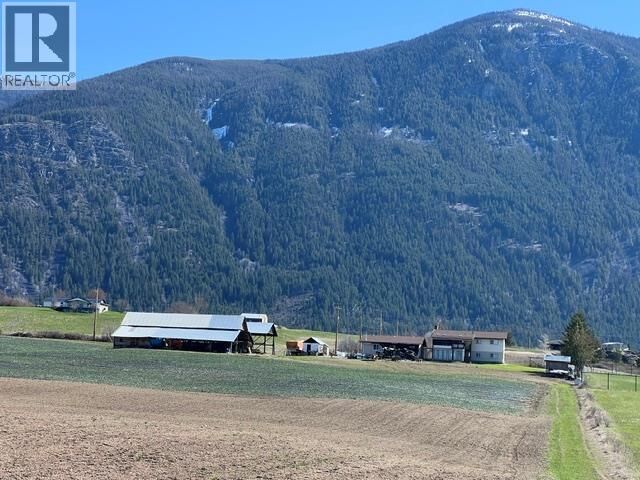 Photo de la propriété:  3621 Muzzy Road  BC V0B 1C1 