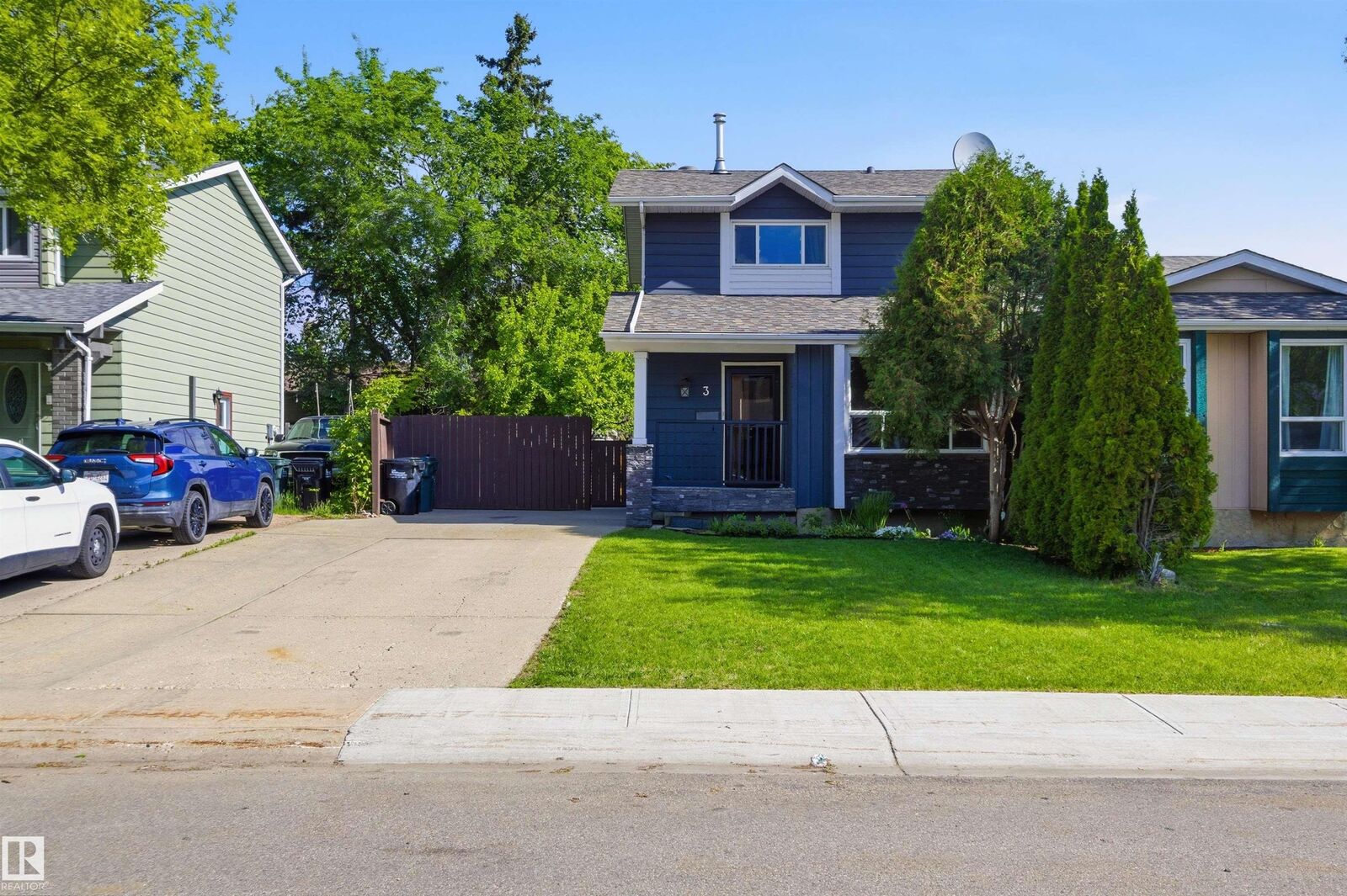 Property Photo: 3 Woodbine Court AB T8A 4B1