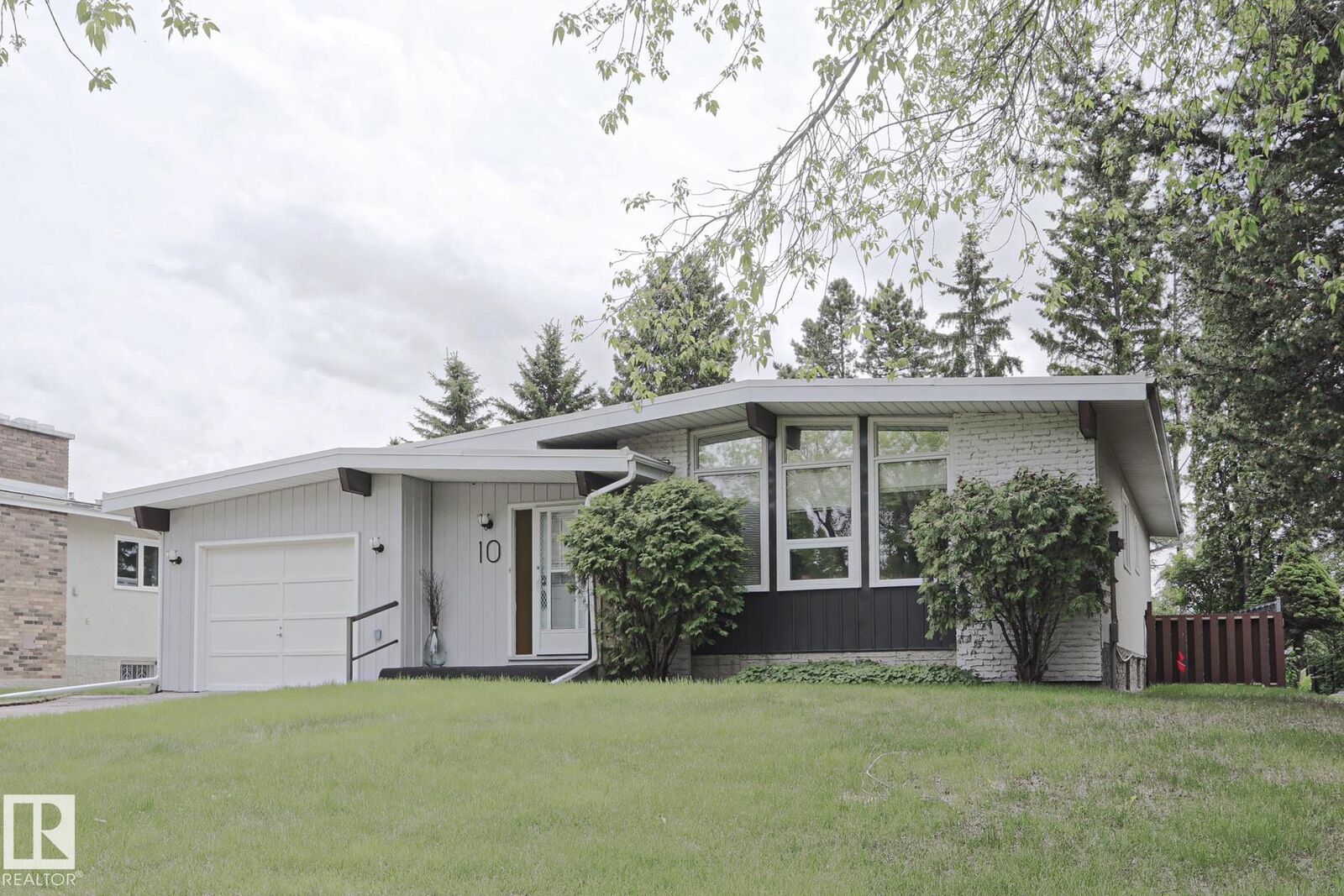 Property Photo:  10 Murray Crescent  AB T8N 2E6 