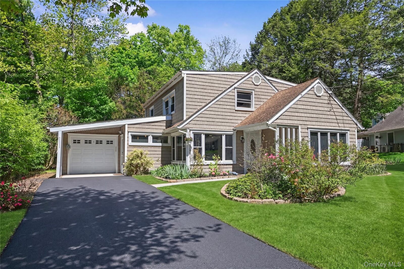 Property Photo:  94 E East Way  NY 10549 