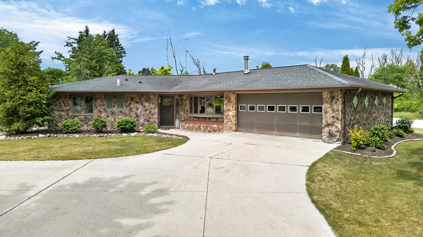 Property Photo: 822 Woodland St WI 53073