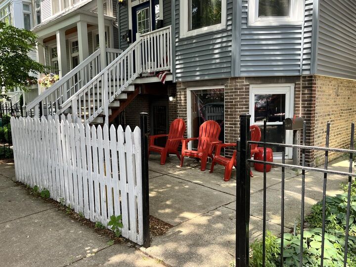 Property Photo:  1416 W Wolfram Street G  IL 60657 