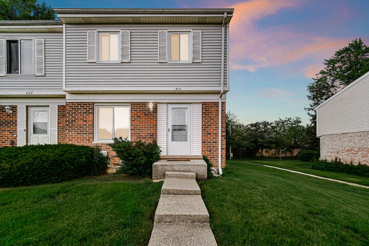 Property Photo:  451 Yorkshire Square 451  IL 60440 