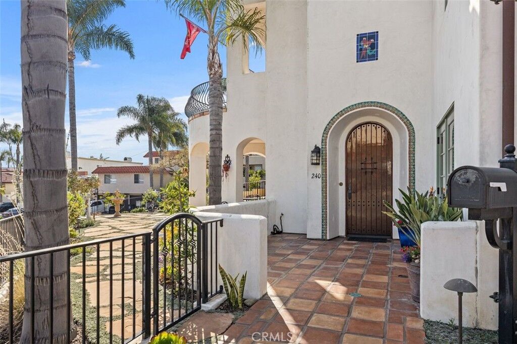 Property Photo:  240 Avenida Rosa B  CA 92672 