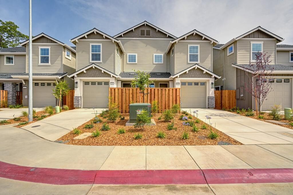 Property Photo: 221 Chico Place CA 95616