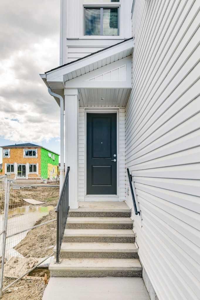 Property Photo:  41 Belmont Row SW  AB T2X 6E6 