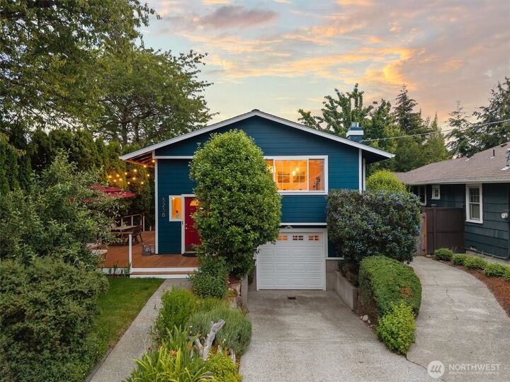Property Photo:  3238  Walnut Avenue SW  WA 98116 