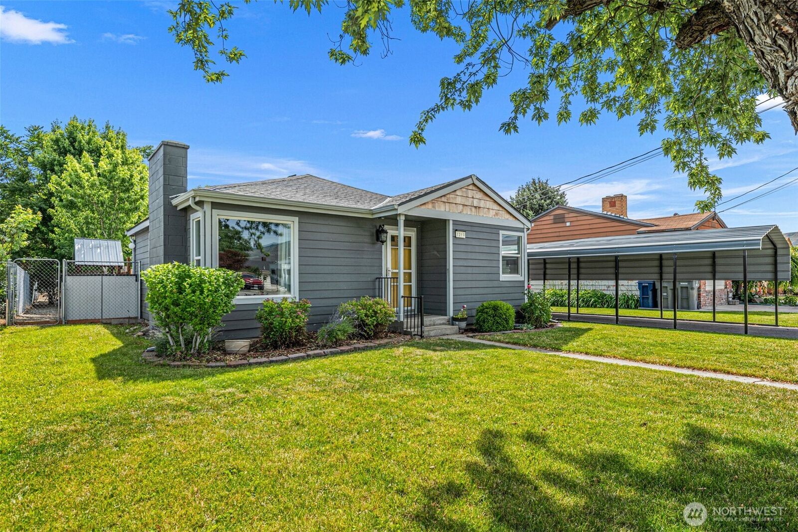 Property Photo: 1219 N Ashland WA 98802