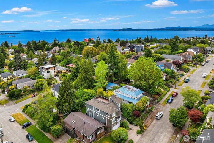 Property Photo:  2607 W Newton Street  WA 98199 