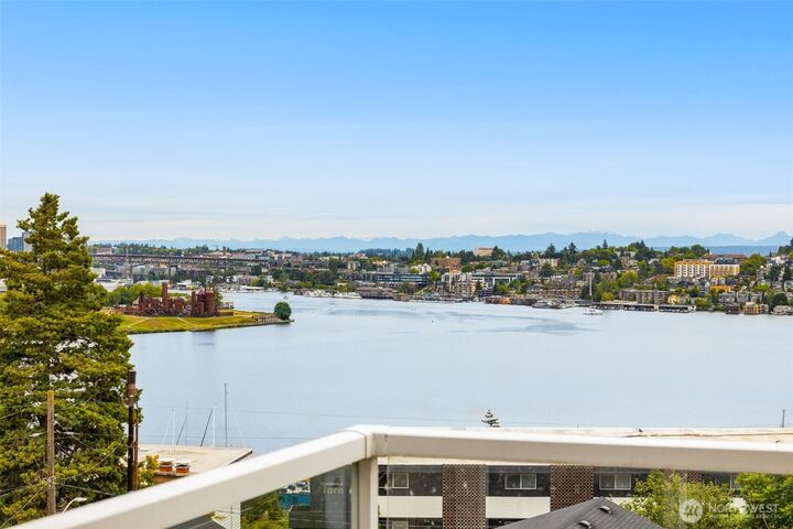 Property Photo: 2432 Dexter Avenue N 300 WA 98109