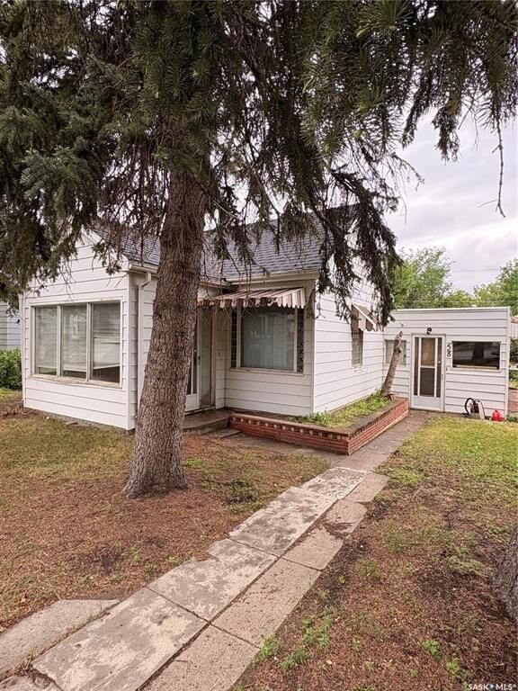 Property Photo: 58 Lillooet Street W SK S6H 4Y5