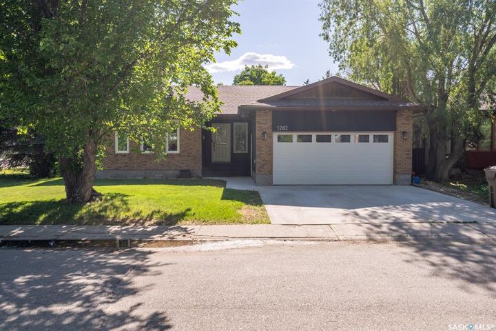 Property Photo: 1262 James Crescent SK S4M 6A5
