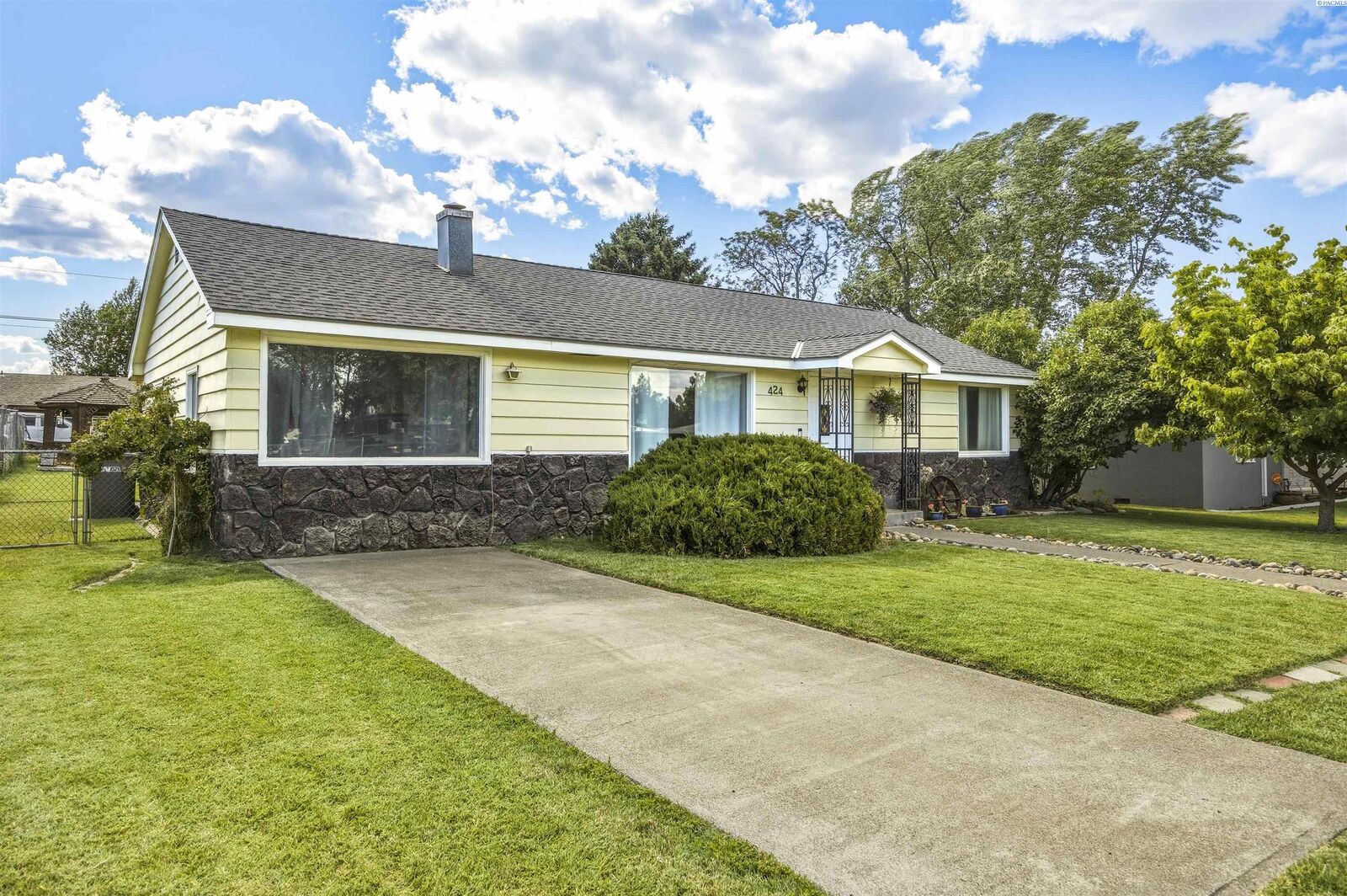 Property Photo: 424 S Olson Street WA 99336
