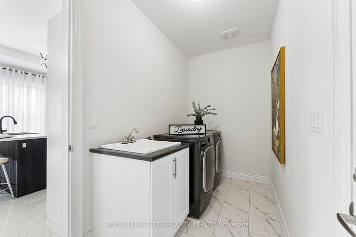 Property Photo: 7 Ballanview Court ON L4A 4W9
