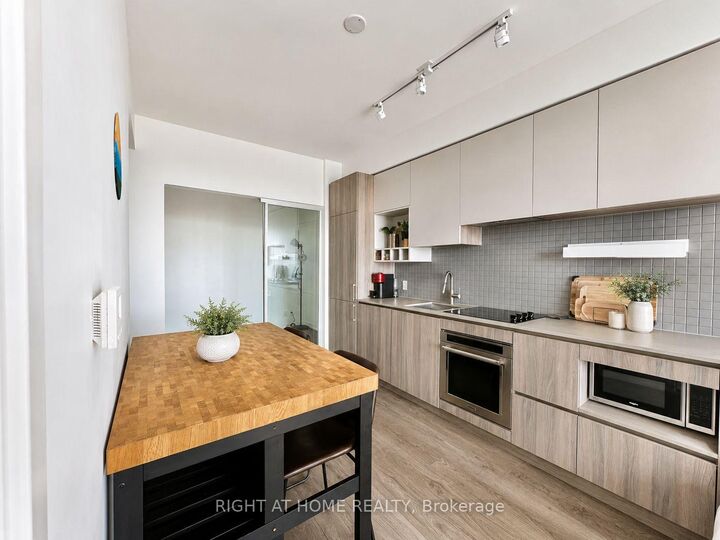 Property Photo: 950 Portage Parkway 5007 ON L4K 0J7