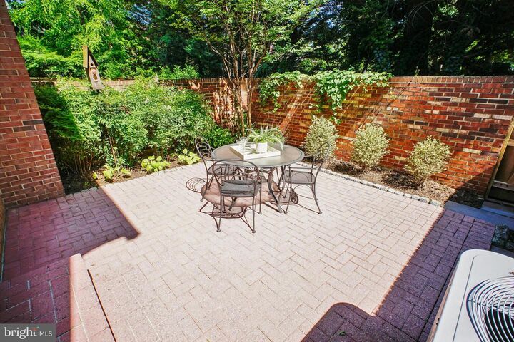 Property Photo: 7337 Lewinsville Park Court VA 22101
