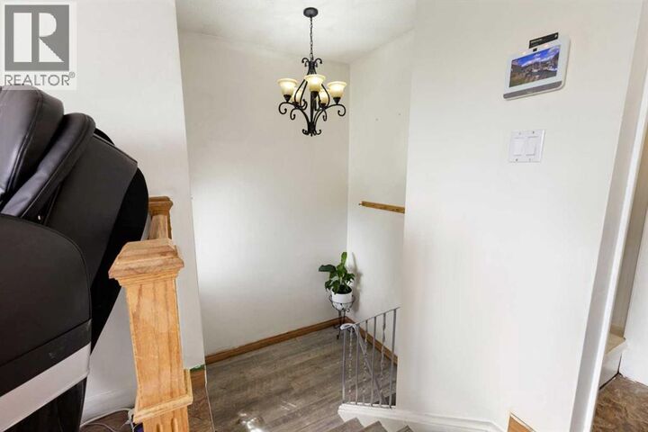 Property Photo:  1016 Hunterdale Place Northwest  AB T2K 4R7 