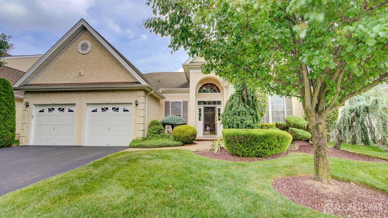 Property Photo:  3 Crooked Stick Place  NJ 08831 